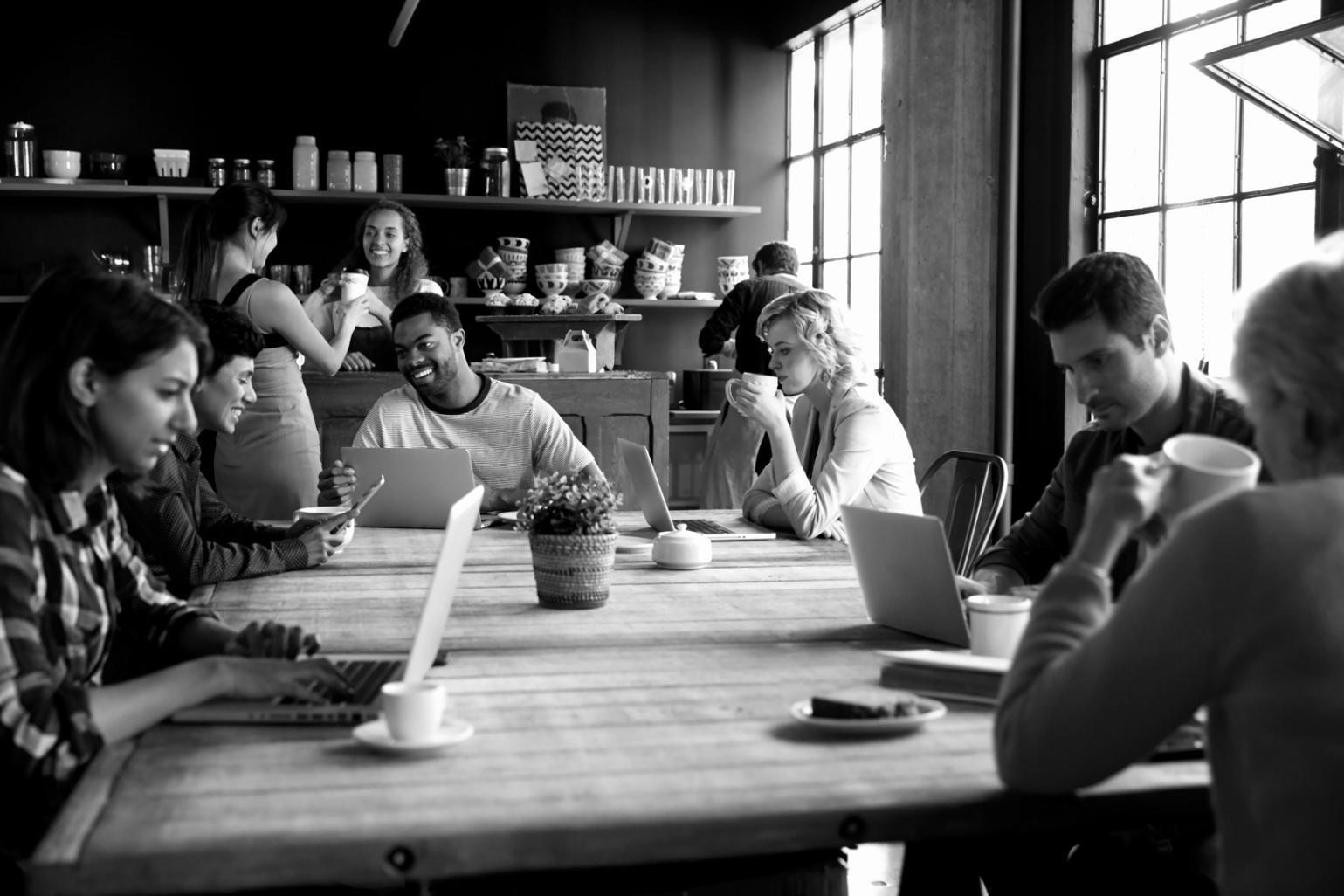 Студенты изучают финансовые документы